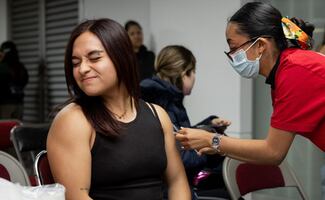 Vacunan contra sarampión en IPN Zacatenco; horario ampliado hasta medianoche atrae a cientos de personas