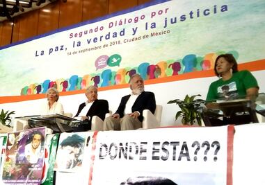 Increpan familiares de víctimas a Sicilia y a AMLO; exigen justicia
