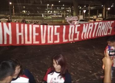 "Con huevos los matamos", la polémica manta de los aficionados de Chivas previo al clásico