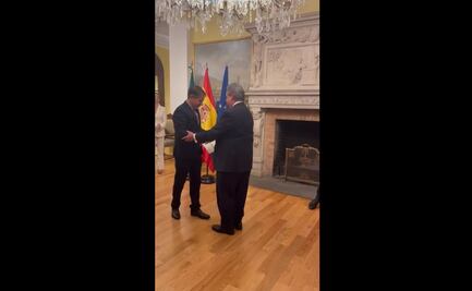 Conceden a Leonardo Curzio la Orden de Isabel la Católica 