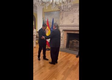 Conceden a Leonardo Curzio la Orden de Isabel la Católica