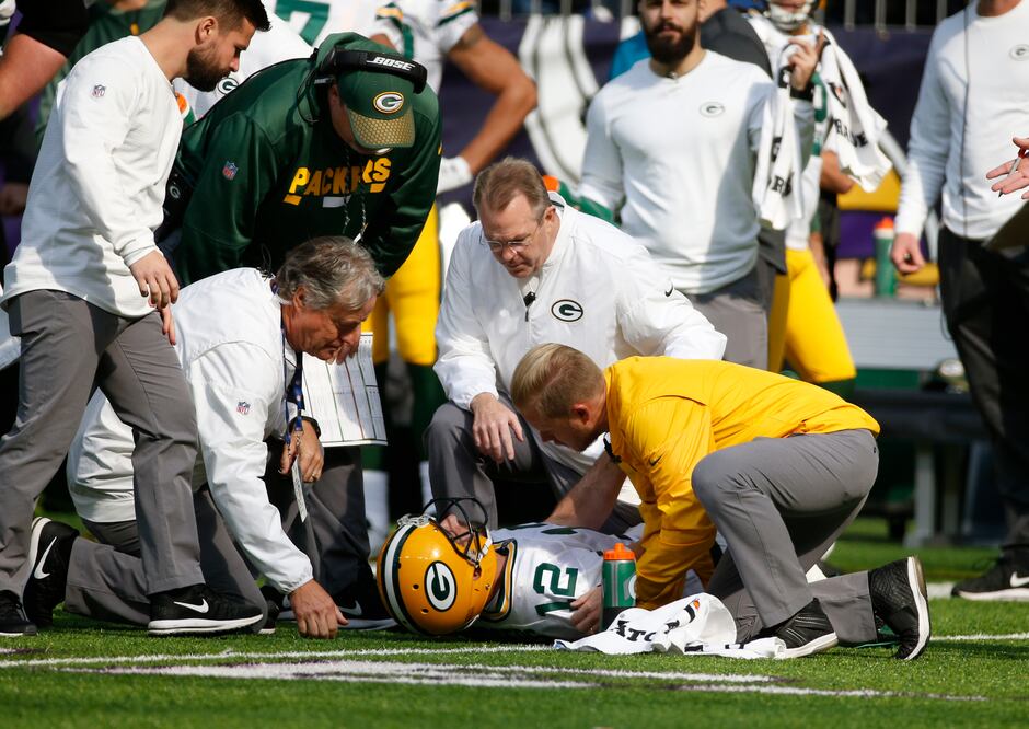 AP. Aaron Rodgers es atendido por los médicos del equipo