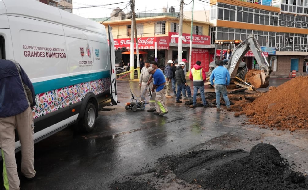 Se abre socavón en Circuito Estadio Azteca; Segiagua evalúa filtraciones de colector.
Foto: Especial.