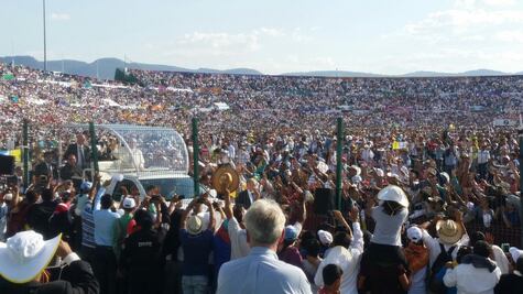 Papa Francisco ingresa al estadio Víctor Manuel Reyna