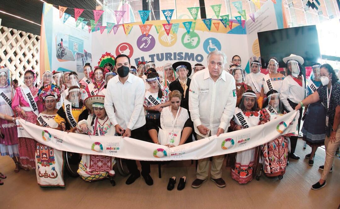 El gobernador Muricio Vila (izq.) y el secretario de Turismo, Miguel Torruco (der.), cortaron el listón inaugural del Tianguis Turístico 2021. Foto: ESPECIAL