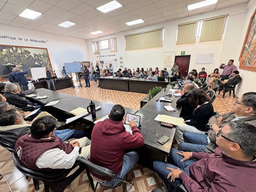 Autoridades federales, estatales y municipales dialogaron con vecinos de Teoloyucan sobre acciones por el Tren México-Querétaro. Foto: Arturo Contreras / EL UNIVERSAL