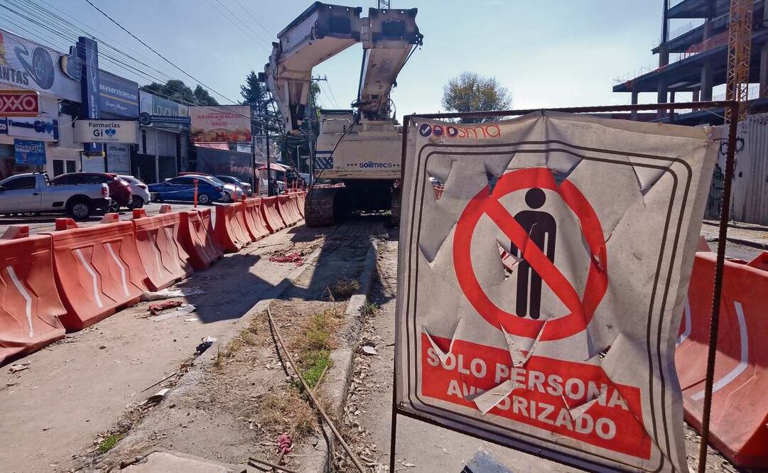 La obra vial que se edifica sobre Calzada de Las Armas, entre el Edomex y la CDMX, sigue detenida por los vecinos inconformes. Foto: Rebeca Jiménez | El Universal