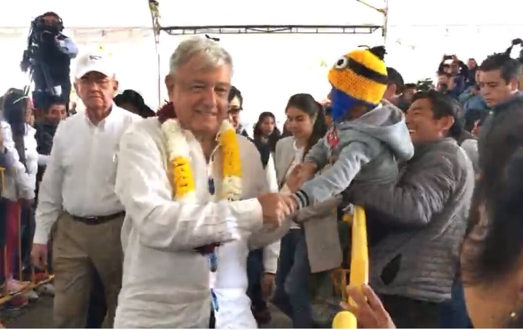 Seguiré haciendo consultas a mano alzada como desde hace 30 años, afirma AMLO