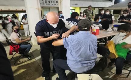 Con pocas sedes y largas filas, inicia vacunación de maestros en Veracruz