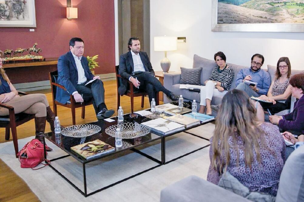 El titular de la Segob, Miguel Ángel Osorio (segundo de izq. a der.), se reunió con integrantes de ONG, quienes pidieron se trabaje en las alertas de género. (IMAGEN TOMADA DE TWITTER)