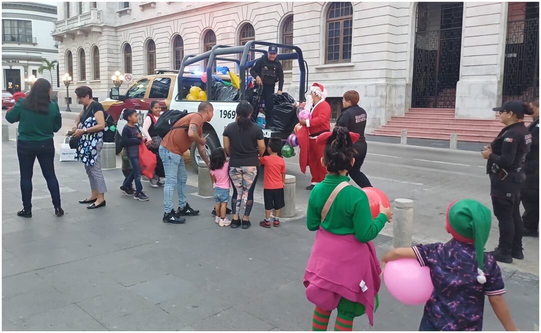 Elementos de la Secretaría de Seguridad Pública de Tamaulipas (SSPT) reparten regalos a niños de la entidad por fechas navideñas (25/12/2024). Foto: Especial