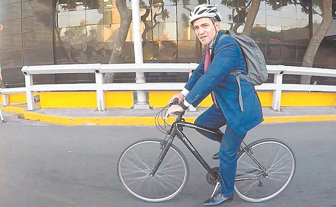 Arturo Herrera, secretario de Hacienda, dice que usar bicicleta para distancias de menos de 10 km es el transporte más rápido y eficiente. “Por el tipo de responsabilidades que tengo, no puedo darme el lujo de llegar ta rde”, dice. Foto: ESPECIAL