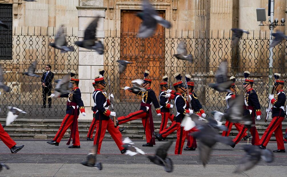Cadetes del ejército marchan frente a la Catedral Metropolitana antes de una ceremonia del Día de la Independencia en la Ciudad de Guatemala, el jueves 14 de septiembre de 2023. Foto: AP