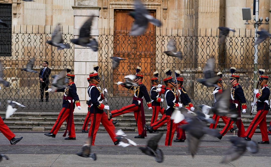 Cadetes del ejército marchan frente a la Catedral Metropolitana antes de una ceremonia del Día de la Independencia en la Ciudad de Guatemala, el jueves 14 de septiembre de 2023. Foto: AP
