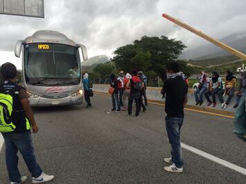 Normalistas liberan Autopista del Sol