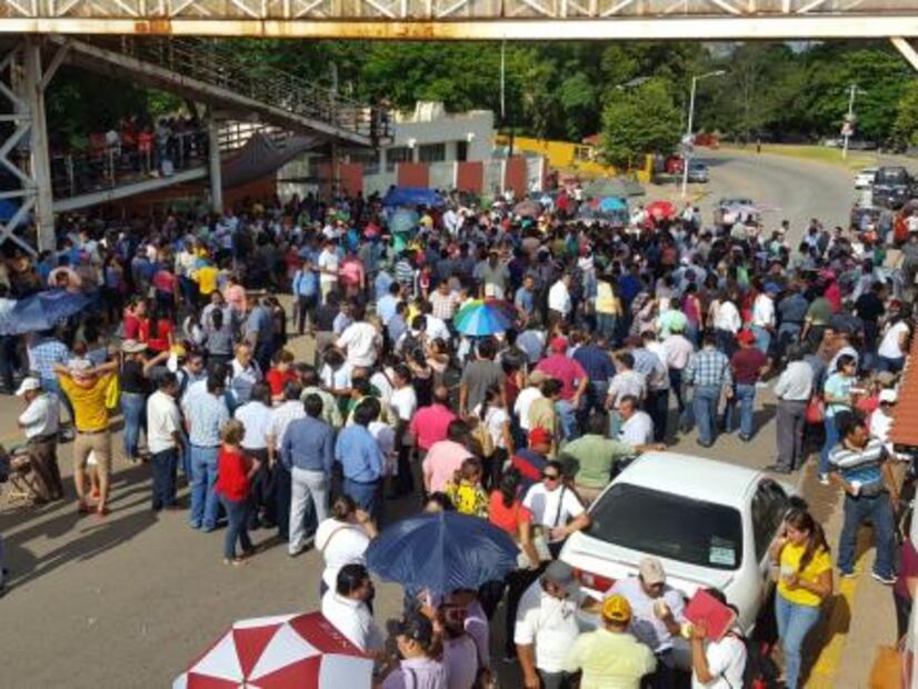 Maestros protestan en Tabasco en exigencia del pago de su quincena
