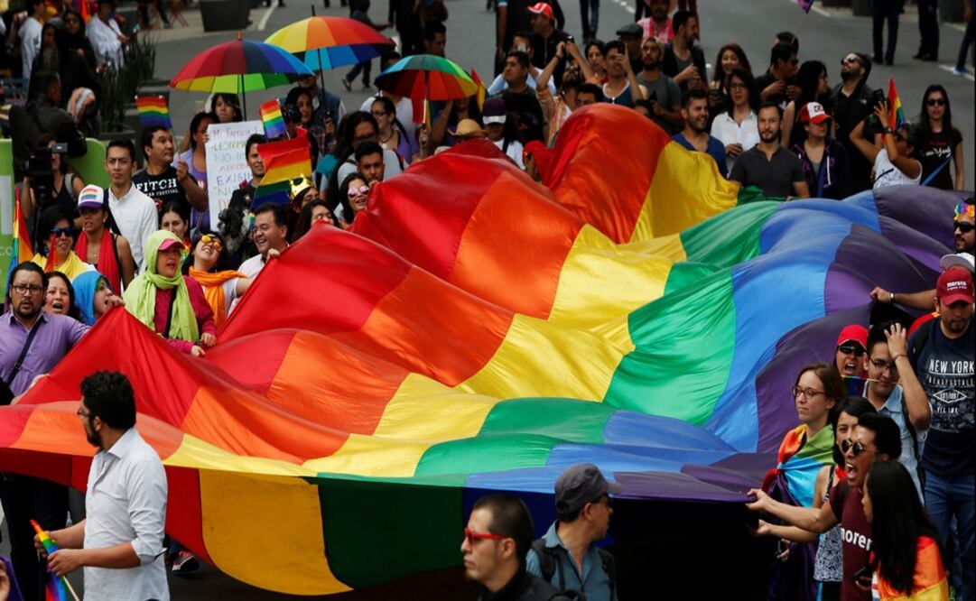 The LGBTIA+ community waves a rainbow flag during a march in support of gay marriage, sexual and gender diversity in Mexico City – Photo: Carlos Jasso/REUTERS