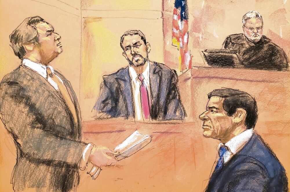 El abogado defensor de Joaquín El Chapo Guzmán, Jeffrey Lichtman (izq.) interroga a un agente del FBI (centro), durante el juicio contra el narcotraficante mexicano ayer, en una corte federal de Brooklyn, en Nueva York. Foto: REUTERS