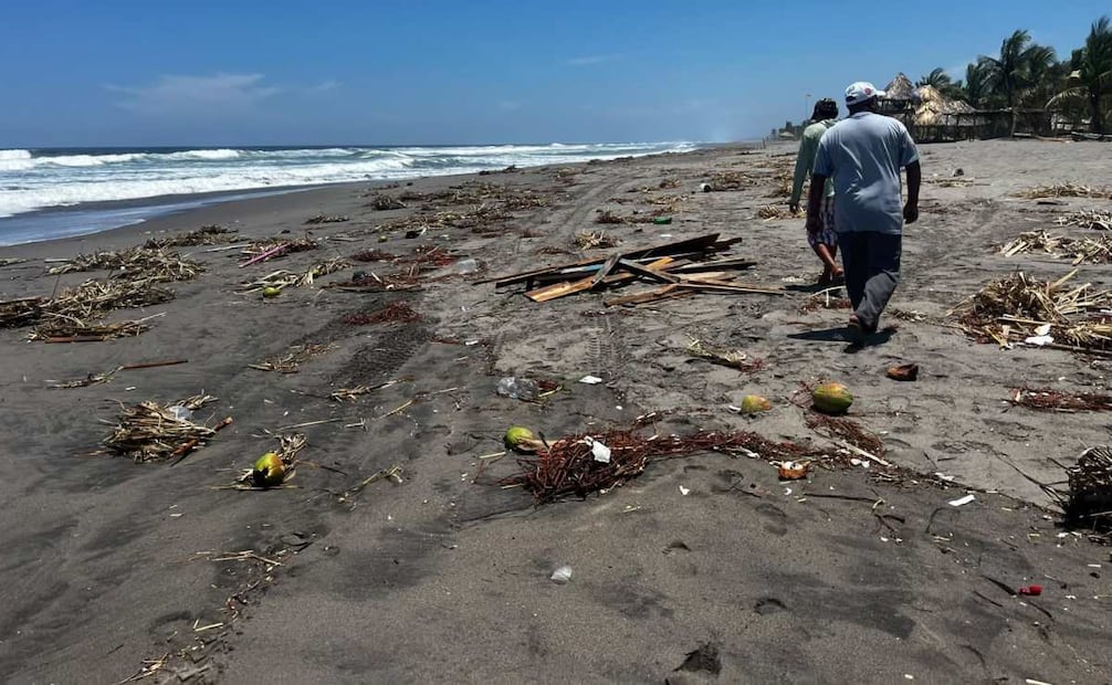 Fenómeno de mar de fondo destruye cabañas en Tonalá, Chiapas; Boca del Cielo pierde 80 metros de playa.
Foto: Especial.