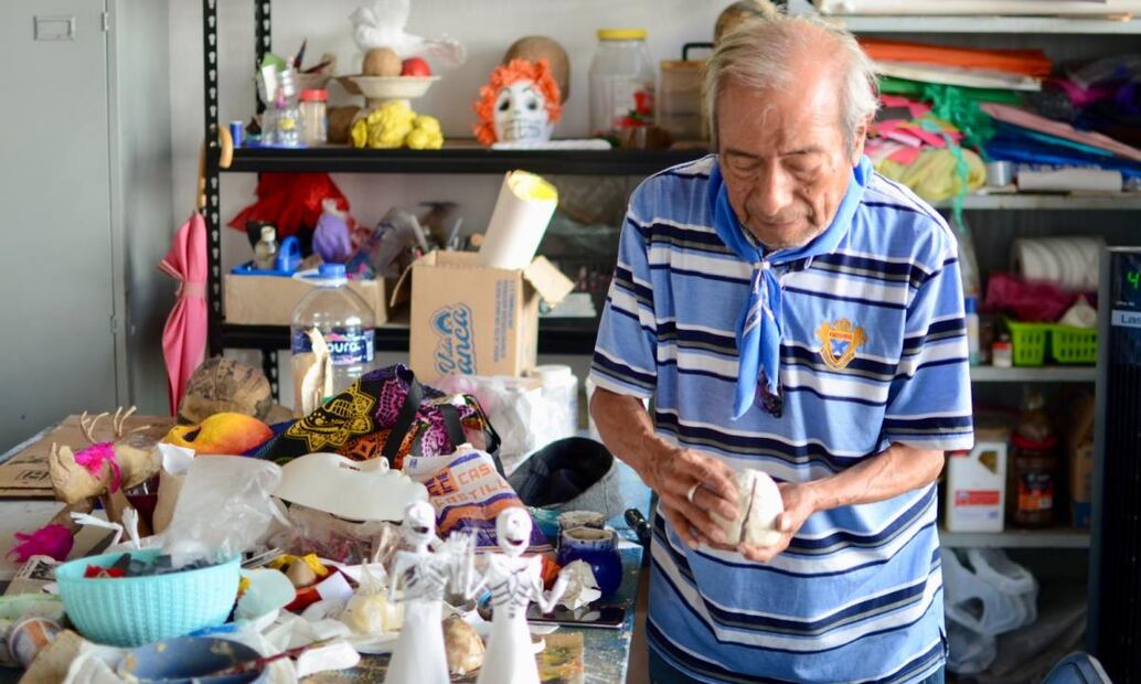 Este año, el ya tradicional altar de muertos de cartonería del Maestro Milburgo hará homenaje a uno de los grandes, Agustín Lara, El Flaco de Oro.
Foto: Patricia Morales.