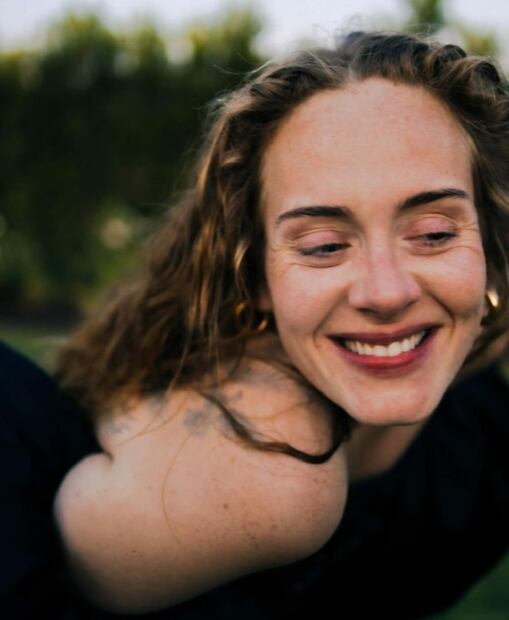 Adele celebra sus 34 con vestido de Carolina Herrera y cara lavada