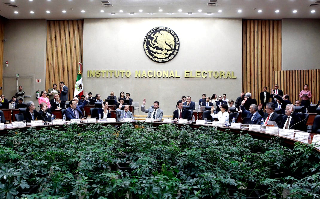 El coordinador Nacional de Comunicación Social del INE, Alberto García Sarubbi, fue destituido ayer por solicitar presuntamente “favores sexuales” a empleadas (ARCHIVO EL UNIVERSAL)