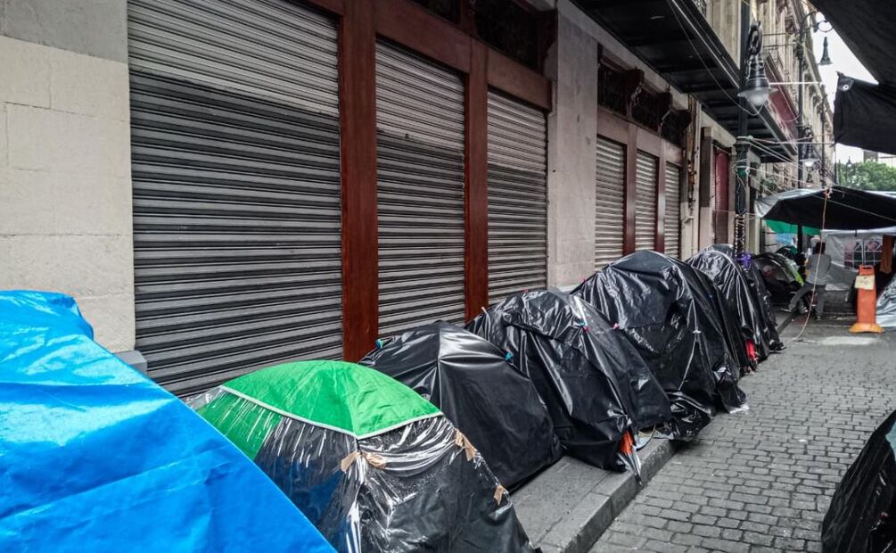Se dificulta el tránsito del trolebús línea uno que corre en dirección hacia la Central del Norte. | Foto: Gabriel Pano/ EL UNIVERSAL.