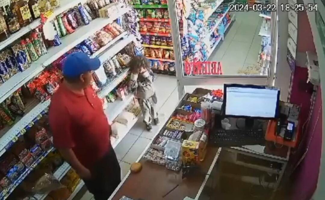 El sujeto presuntamente es tío del menor y al estar dentro del establecimiento lo golpea. Foto: Captura de video