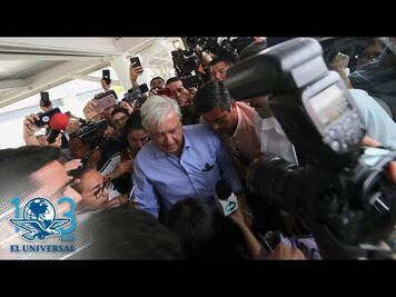AMLO ayuda a reportera que cae entre los empujones a su llegada a Mexicali