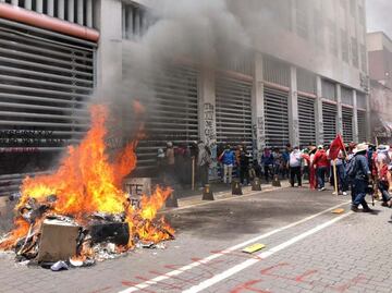 Bomberos atienden incendio en edifico del SNTE; fuego habría sido provocado por manifestantes pertenecientes a la CETEG