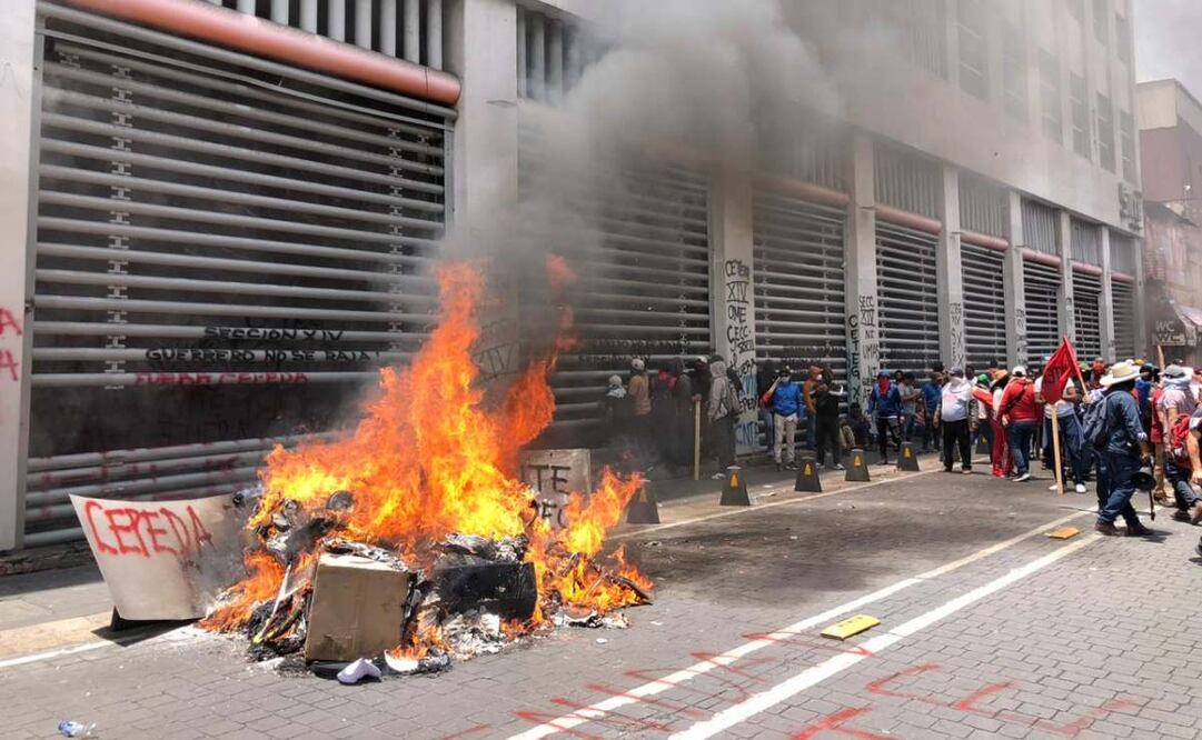 Incendian instalaciones del SNTE en la alcaldía Cuauhtémoc (05/06/2025). Foto: Diego Simón / EL UNIVERSAL