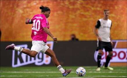 Jugadas de lujo, récord de espectadores y derrota; así fue el debut de Ronaldinho en la Kings League