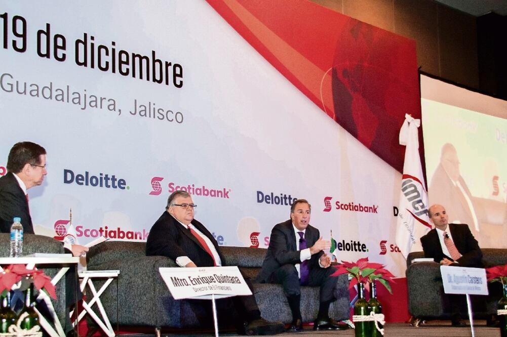 Agustín Carstens, gobernador del Banco de México, y José Antonio Meade, secretario de Hacienda, durante su participación en el foro del IMEF (CORTESÍA)