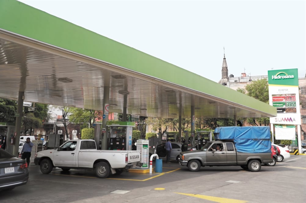 El tiempo de espera para comprar gasolina ha disminuido en las diferentes estaciones de servicio de la Ciudad de México. (IVÁN STEPHENS. EL UNIVERSAL)