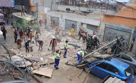 Derrumbe de barda en el Centro Histórico deja cuatro lesionados; cae sobre transporte público y vehículos