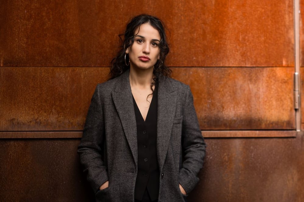 Louisa Yousfi es una periodista y crítica literaria cuya voz se ha convertido en un referente del pensamiento descolonial./ Anthony Francin