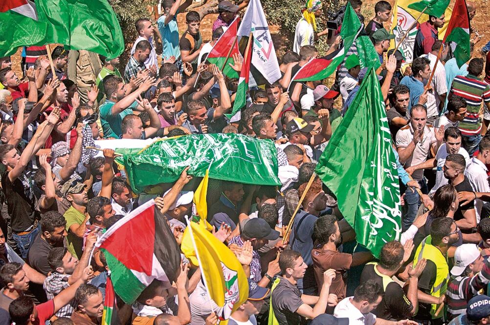 La familia Dawabsha traslada el cuerpo de Saed, en la ceremonia fúnebre a la que asistieron cientos de palestinos (MAJDI MOHAMMED. AP)