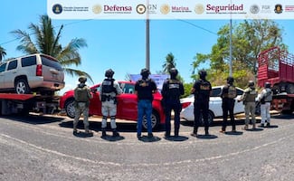 Autodefensas de Guerrero y transportistas bloquean entradas al municipio de Ayutla; policías y militares robaron sus casas, dicen