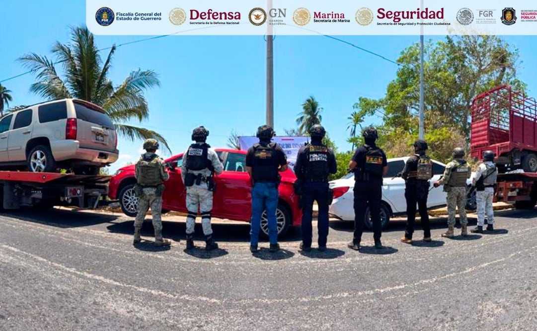 Autodefensas y transportistas bloquearon el acceso a Ayutla para denunciar robos por parte de policías y soldados en casas del municipio. | Foto: Especial.