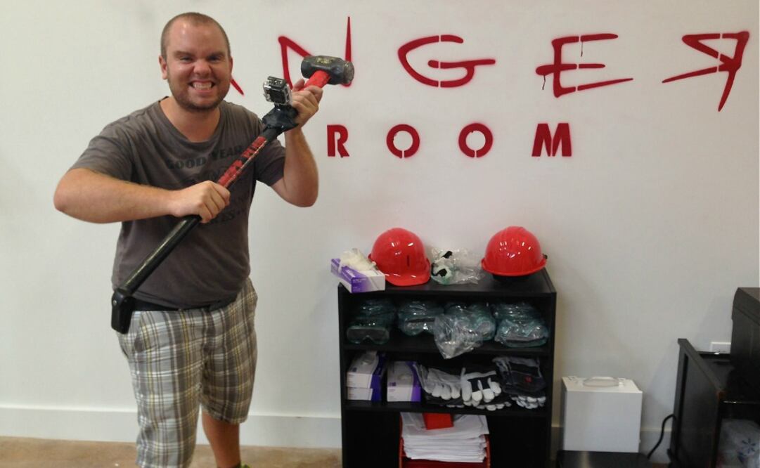 Una vez en el cuarto te darán el equipo de seguridad y una herramienta a elección, luego, elegirás tu música favorita y destrozarás el lugar a golpes. (Foto: Cortesía Anger Room)