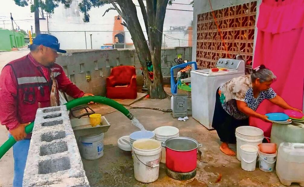 En las colonias vulnerables la gente no cuenta con tinacos o tambos de gran tamaño que les permitan almacenar el agua y que les dure. Foto: Especial