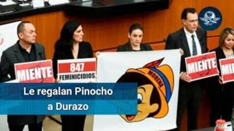 Senadora del PAN regala Pinocho a Durazo por mentiras sobre Culiacán 