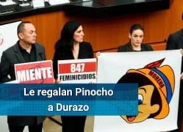 Senadora del PAN regala Pinocho a Durazo por mentiras sobre Culiacán