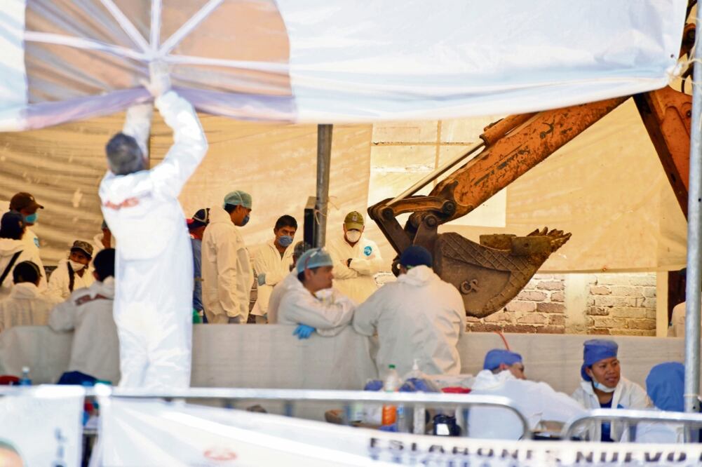 Según los forenses de la Red de Eslabones por los Derechos Humanos, las cinco bolsas exhumadas son osamentas, sin tejido blando. (TONY RIVERA. EL UNIVERSAL)