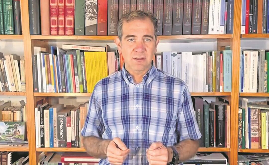 El consejero presidente del INE, Lorenzo Córdova Vianello, pidió en un videomensaje respetar la Constitución y los lineamientos de la revocación de mandato que de ella emanan. Foto: Tomada de Twitter.