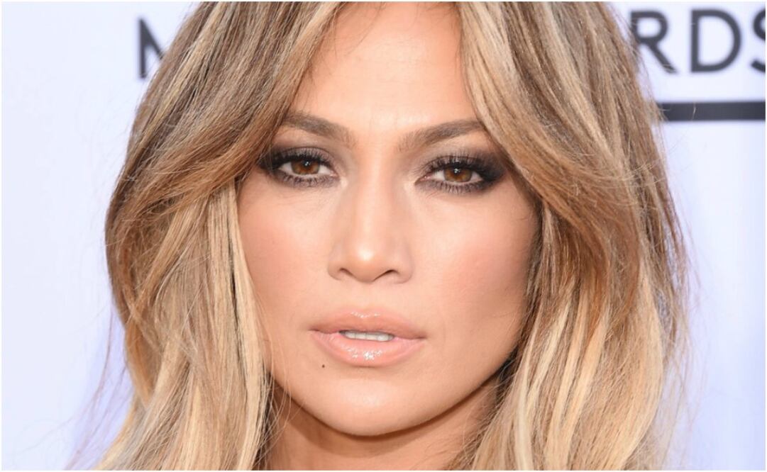 La cantante Jennifer Lopez luce un aspecto jovial y fresco