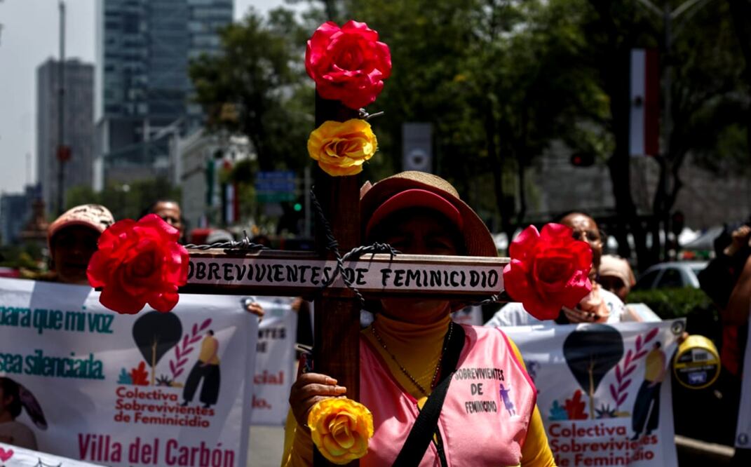 Sobrevivientes de intento de feminicidio marcharon de la Glorieta de las Mujeres que Luchan al Senado. Foto: Brenda Martínez/EL UNIVERSAL