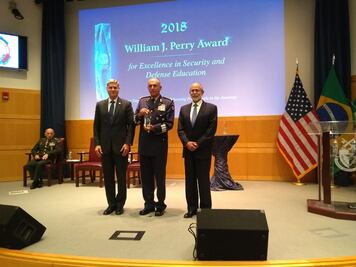 Salvador Cienfuegos recibe premio por contribuir a garantizar la seguridad