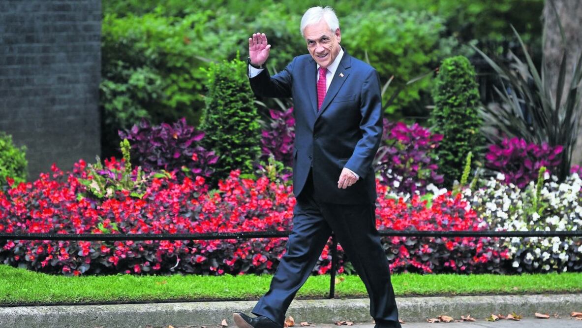 El presidente de Chile, Sebastián Piñera, se despide tras un evento en Londres, en 2021. Foto: AFP
