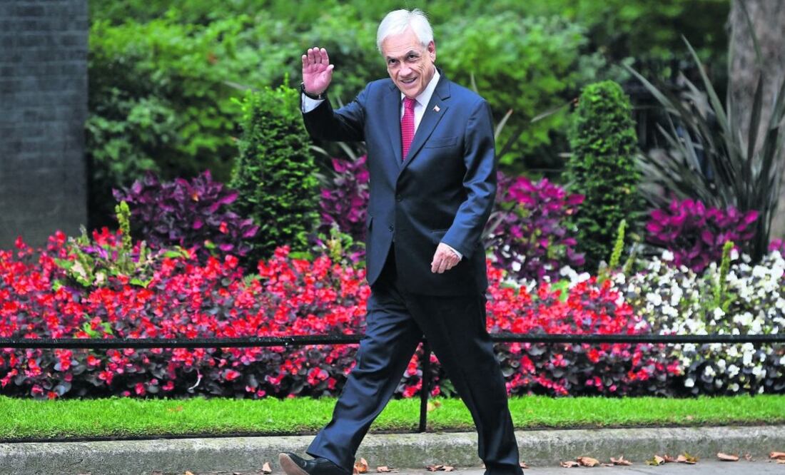 El presidente de Chile, Sebastián Piñera, se despide tras un evento en Londres, en 2021. Foto: AFP